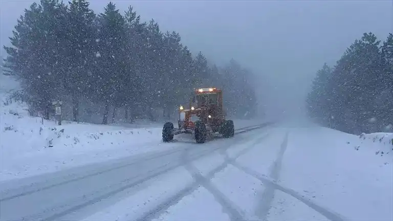 Kocayayla Geçidi'nde Kar Yağışı, Trafik Kapatmasına Neden Oldu